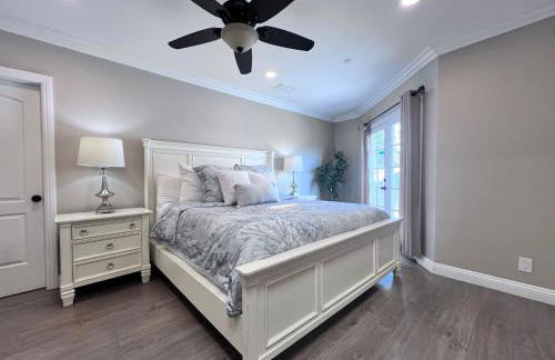 Stunning 8 bedroom 6 bathroom Pool Home - Photo 3