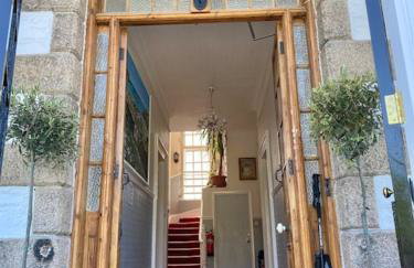 Going Going ! 4 Min walk to Beach, Pubs, Restaurants, Shops, Heated Pool, Hottub, Games room, 1 acre Garden, BBQ's, Private Parking, WIFI, Basesets acre, Other dates also ! - Foto 5