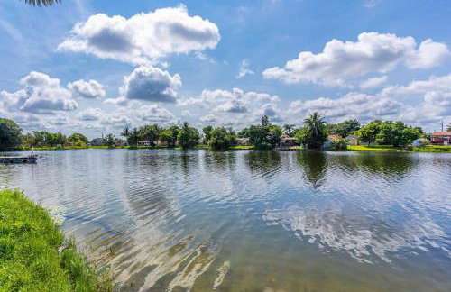 Private Lakefront Home in Miami/Pembroke - Foto 32