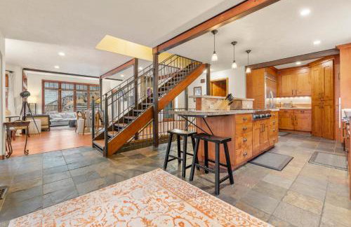 Spacious 5 Bed Retreat, Walk to Lifts and Main - Photo 6