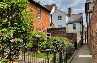 Historic Cottage in Heart of Farnham nr the Castle - Photo 25