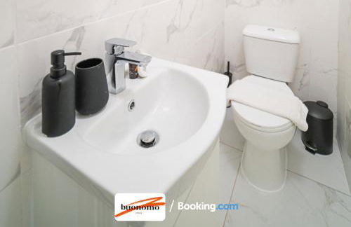 Three Bedroom Apartment At Buonomo Stays Short Lets & Serviced Accommodation With Netflix & Games - Foto 29