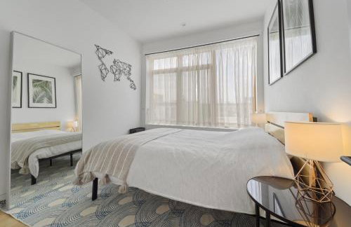 Sunny Oasis with WD I Central Air I Desk I Free Park - Foto 12