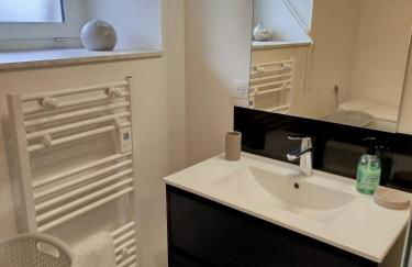 Le Pommier Gite neuf avec parking privé clos - Foto 9