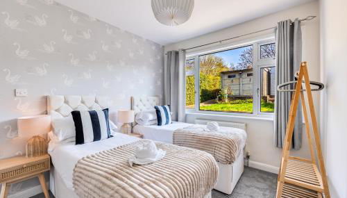 Charming Detached Bungalow - Close to Town Centre - Driveway Parking, Self-Check-In, Fast WiFi and Garden by Yoko Property - Foto 3, wardrobe