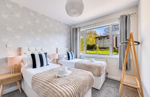 Charming Detached Bungalow - Close to Town Centre - Driveway Parking, Self-Check-In, Fast WiFi and Garden by Yoko Property - Photo 3