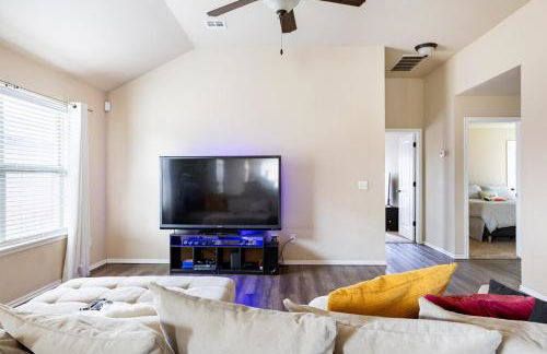 Cheerful 3 Bdrm space, 2 bath!. You gotta love it! - Photo 4