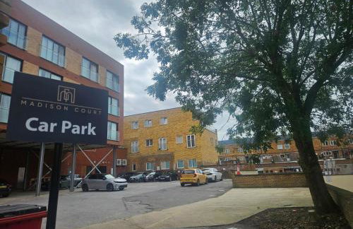 Stylish Madison Apartment with Balcony - FREE Car Parking - Hemel Hempstead Town Centre - Foto 27