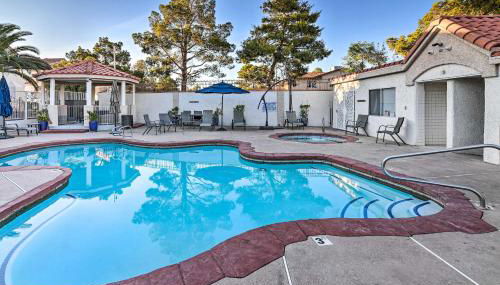 Contemporary Vegas Townhome with Community Pool - Foto 2