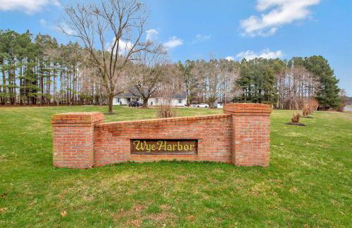 Gorgeous Creek Side Ranch-Style Estate With Dock - Foto 46