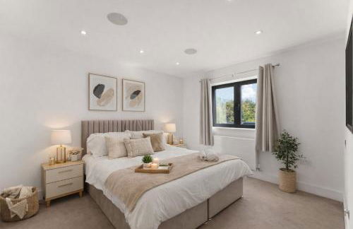 Exquisite 4BR Designer Home with Smart Features, Free Parking & SkyStream - Sleeps Up To 10 in Gerrards Cross SL9 - Photo 22