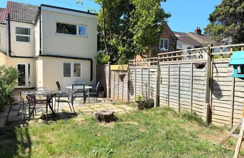 New Spacious 4 Bedrooms 5 Beds House Sleeps 8! - Foto 42