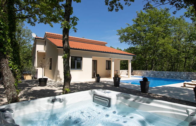Villa PORTUM - Where Serenity & Comfort meet, Luxurious Woodland Retreat with Private Heated Pool & Amenities - Foto 45