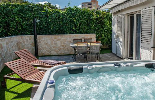 Apartment Pebbles - With Jacuzzi - Photo 1