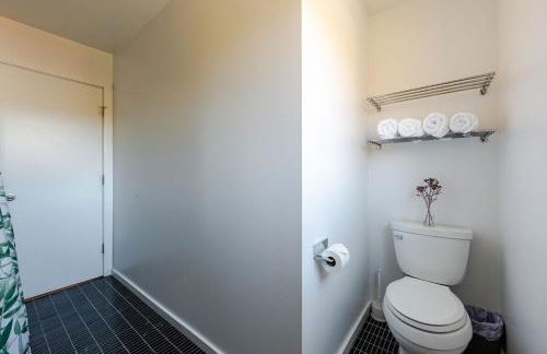 Modern Lakefront Retreat w King Bed - Foto 60