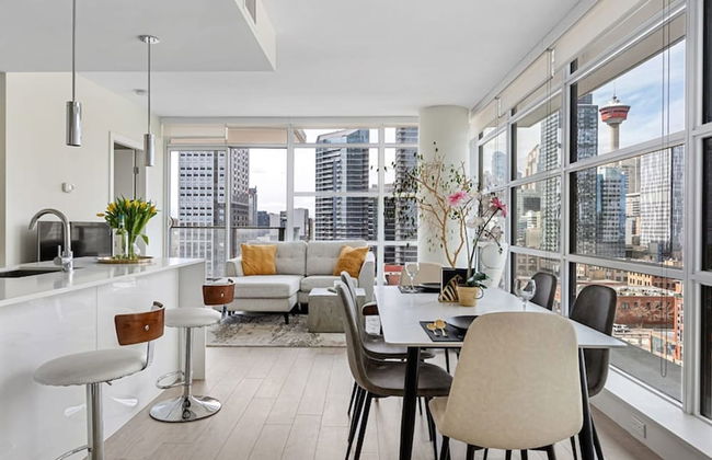 DT Upscale Corner Unit Tower Views Free Parking - Photo 1