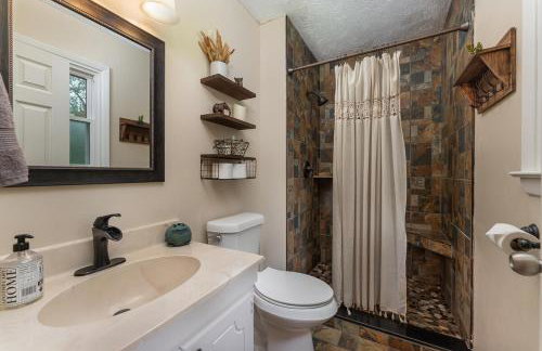 Cozy and Bright 3br apartment 15 min to DT Avl - Foto 21