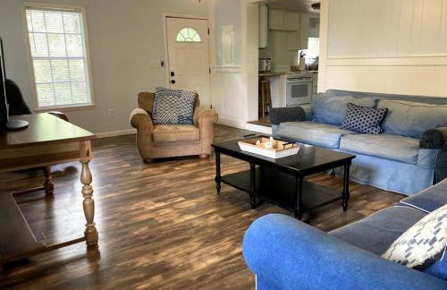 Tucked Away Newly Renovated 2 Bedroom/ 1 Bath Sleeps 8 - Photo 2