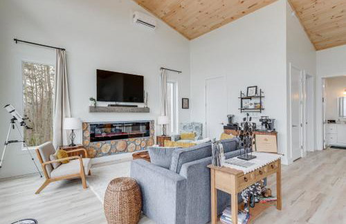 Mtn-View Hidden Falls Cabin with Hot Tub and Deck - Foto 1