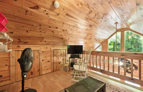 Cozy Creekside Cabin with Wraparound Porch home - Foto 24