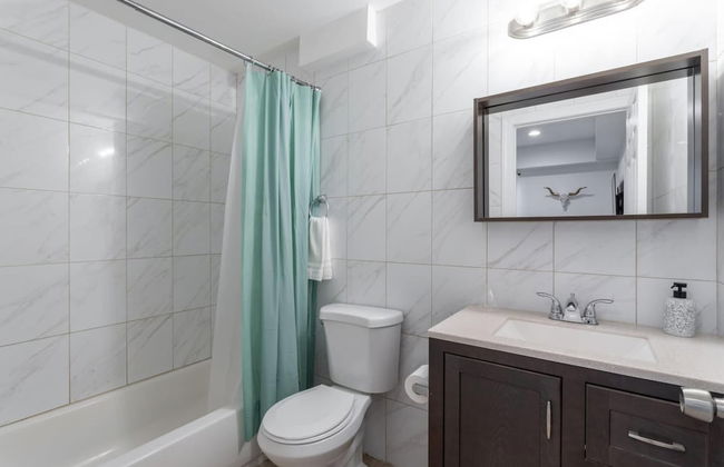 Cherry Suites 2BR Apt w W D Arcade Machine - Foto 16