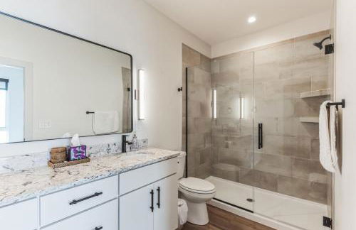 New Modern Townhome With Rooftop Patio 2 Bedroom Townhouse by RedAwning - Photo 29