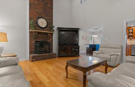 Sleeps 22, Lakefront w/ Private Dock & Pool, 2 Houses Lake Living by Avantstay - Foto 86