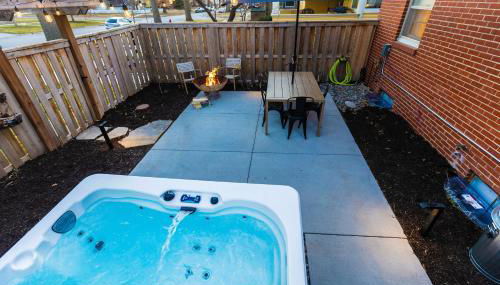 Family Retreat with Hot Tub, Game Room & Prime Location - Foto 2