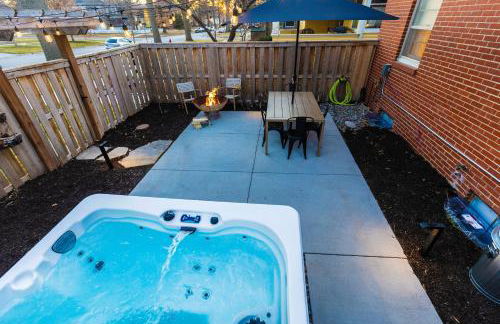 Family Retreat with Hot Tub, Game Room & Prime Location - Foto 2