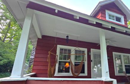 1920s Phoenicia Bungalow with Vintage Furnishings, Sauna, Fireplace, & Fenced Backyard - Foto 28