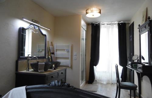 Chez Jérôme, au pied de la cité médiévale - Foto 10