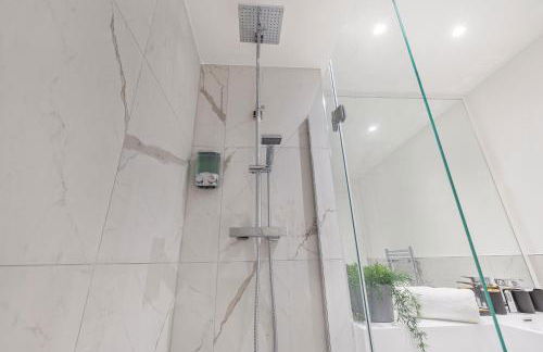 Stylish 2BR 2BA Flat in Gravesend Sleeps 4 - Foto 48