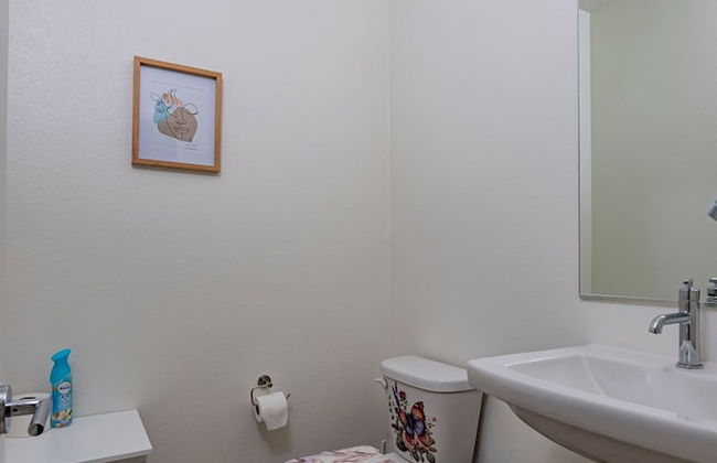 Luxurious Ontario Townhouse Ideal Family Retreat - Photo 33