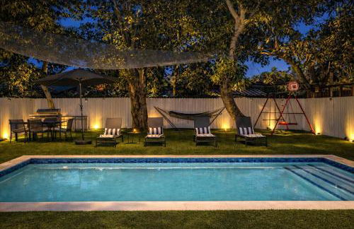 Luxury Miami Pool House Private Backyard Oasis Near Wynwood and Miami International Airport - Photo 1