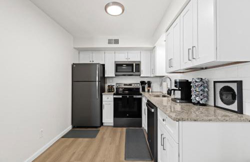 Stylish 1BR Upper Flat in the Heart of Royal Oak - Photo 5