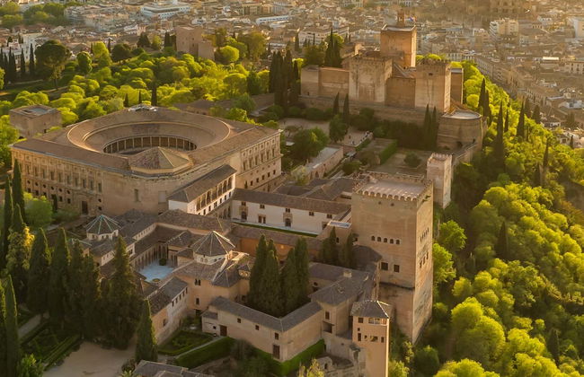 Visita guiada por la Alhambra y los Palacios Nazaríes + Granada City Pass - Foto 1