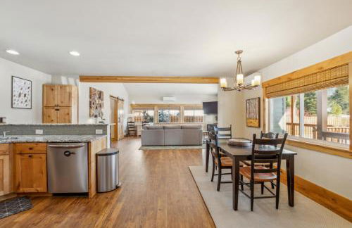 Mountain Retreat with Hot Tub, Game Room and Yard home - Foto 29