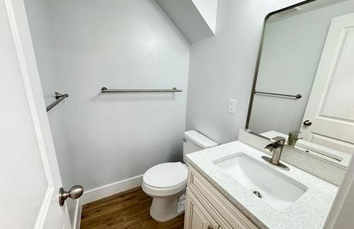 Beautiful Cozy Home in DC with Easy Parking - Photo 9