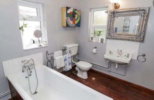 Lovely Comfortable 3 Bed Home, Worcester - Photo 17