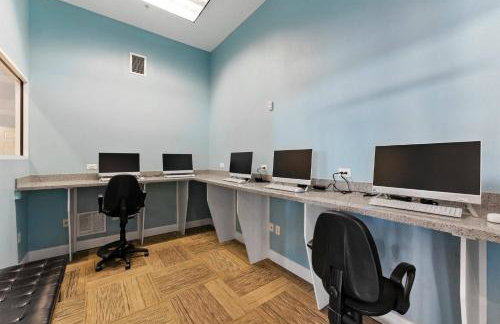 4BR Bella Vida Lakeview Pool Townhome - Photo 29