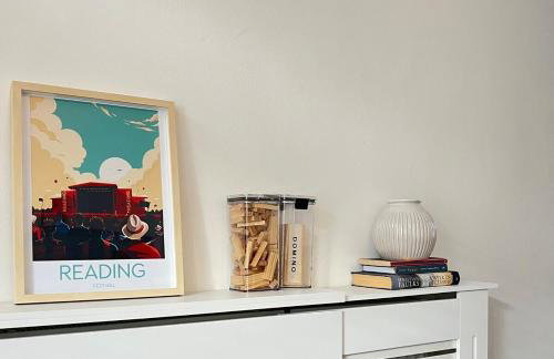 Stylish Caversham Town-House Free Parking & Garden - Photo 12