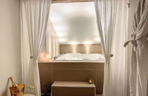 Cocon Blanc câlin avec Jacuzzi privatif - LoveRoom Insolite - Foto 25