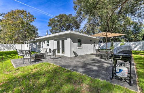 Chic Home with Fire Pit and Patio, Walk to Lake! - Foto 30