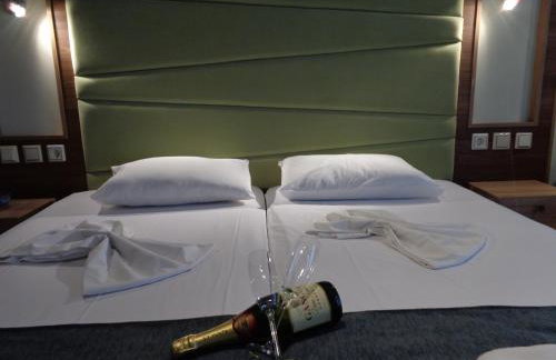 Niki Studios Sea - Front - Photo 33