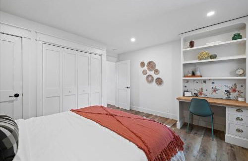 Designer Home w/ Lake Views+Walk to Downtown&Beach - Foto 18