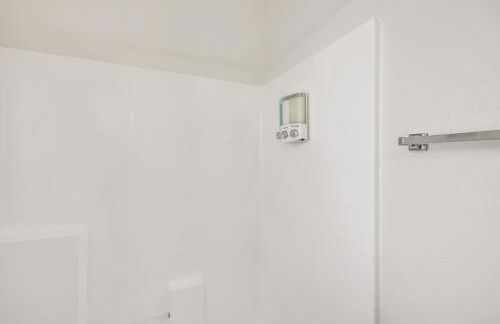 Luxurious House With A Pool, Spa, and Patio, Sleeps 6 Comfortably - Foto 33