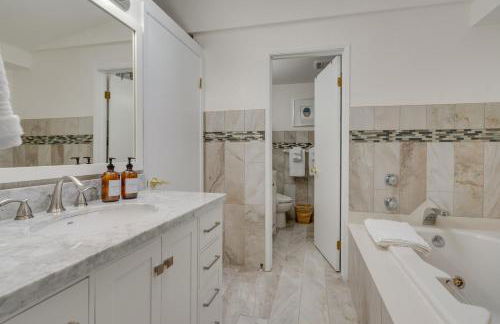 1 Mi to Lake, Shared Hot Tub! Kenmore Retreat - Foto 13