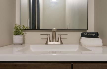 Relax in Style at Historic Modern on Main with Modern Amenities Wooded Views - Foto 6