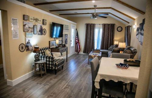 StockYards! Less than 4 minutes-Sleeps 8-Lee House - Foto 34