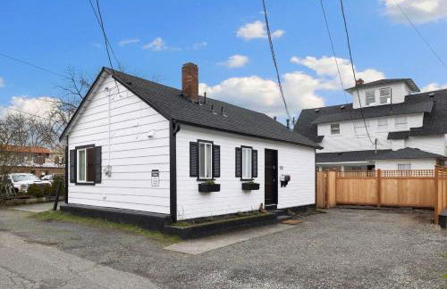 Downtown location Near the Beach Dog Friendly - Photo 49